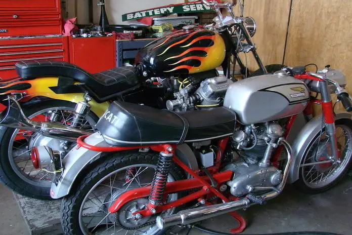 This article take you thorugh how to remove and install a battery of your motorcycle.
